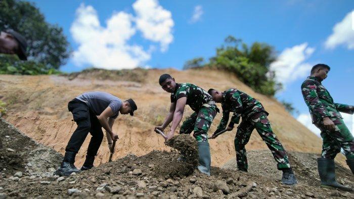 Prajurit TNI Buka Jalan Impian Warga di Aceh Barat