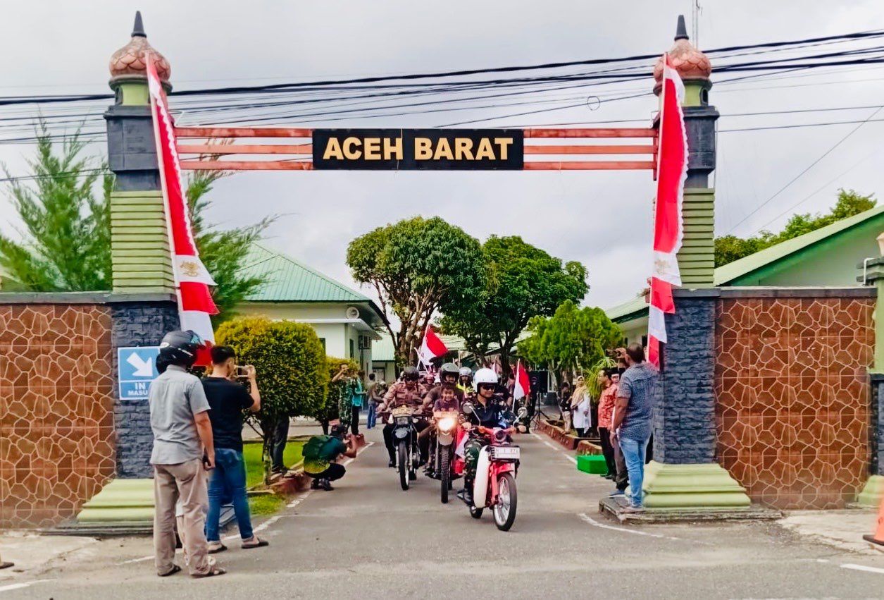 Dalam rangka merayakan semangat kemerdekaan dan memperkuat rasa nasionalisme, Kodim Aceh Barat menggelar pawai bendera merah putih yang dihadiri oleh berbagai elemen masyarakat. Kegiatan ini bukan hanya sekadar pawai, tetapi juga merupakan simbol pengingat bagi masyarakat tentang pentingnya menjaga persatuan dan kesatuan bangsa. Pawai ini menjadi momen yang sangat penting untuk menegaskan cinta tanah air serta menghormati para pahlawan yang telah berjuang untuk kemerdekaan Indonesia. Kegiatan ini juga menunjukkan kolaborasi antara instansi militer dan masyarakat sipil dalam membangun kesadaran akan cinta tanah air. 1. Makna dan Tujuan Pawai Bendera Merah Putih Pawai bendera merah putih yang digelar oleh Kodim Aceh Barat bukan hanya sekadar acara seremonial, melainkan memiliki makna yang dalam dan tujuan yang mulia. Pawai ini merupakan salah satu cara untuk menumbuhkan semangat patriotisme di kalangan masyarakat, terutama di kalangan generasi muda. Dalam pawai ini, bendera merah putih yang dikibarkan menjadi simbol identitas dan kedaulatan bangsa. Makna dari pawai ini adalah untuk mengingatkan masyarakat akan perjuangan para pahlawan yang telah berkorban demi kemerdekaan. Dengan mengibarkan bendera merah putih, masyarakat diajak untuk merenungkan nilai-nilai perjuangan seperti keberanian, persatuan, dan cinta tanah air. Selain itu, pawai ini juga bertujuan untuk memperkuat rasa kebersamaan di antara warga, mendorong partisipasi masyarakat dalam kegiatan yang bersifat positif, dan meningkatkan kesadaran akan pentingnya menjaga keutuhan NKRI. Dalam konteks yang lebih luas, pawai ini juga menjadi ajang untuk mempromosikan nilai-nilai luhur yang terkandung dalam Pancasila sebagai dasar negara. Dengan melibatkan berbagai elemen masyarakat, termasuk pelajar, tokoh masyarakat, dan instansi pemerintah, diharapkan pawai ini dapat memberikan dampak positif dalam pembentukan karakter bangsa yang mencintai tanah air. Pawai ini juga merupakan bagian dari rangkaian kegiatan yang lebih besar dalam menyambut hari kemerdekaan. Berbagai lomba dan kegiatan lain juga diadakan untuk memberikan ruang bagi masyarakat dalam mengekspresikan kecintaan mereka terhadap negara. Dengan demikian, pawai bendera merah putih memiliki makna yang sangat penting dalam konteks pembangunan karakter bangsa. 2. Persiapan dan Pelaksanaan Pawai Persiapan untuk pelaksanaan pawai bendera merah putih oleh Kodim Aceh Barat dilakukan dengan sangat matang. Berbagai kegiatan persiapan dilakukan, mulai dari perencanaan hingga pelaksanaan. Tim penyelenggara bekerja sama dengan berbagai pihak, termasuk sekolah-sekolah, organisasi masyarakat, dan instansi pemerintah untuk memastikan bahwa pawai berjalan dengan lancar. Salah satu langkah awal adalah sosialisasi kepada masyarakat mengenai acara ini. Melalui media sosial, pengumuman di sekolah-sekolah, dan komunikasi langsung dengan masyarakat, tim penyelenggara berusaha mengundang partisipasi sebanyak mungkin. Dalam sosialisasi ini, masyarakat diberikan pemahaman mengenai pentingnya pawai sebagai bentuk dukungan terhadap kemerdekaan dan persatuan bangsa. Pada hari pelaksanaan, pawai dimulai dengan upacara bendera yang diikuti oleh seluruh peserta. Setelah upacara, peserta pawai mulai berarak dengan mengibarkan bendera merah putih, serta membawa spanduk yang berisi pesan-pesan patriotisme. Rute pawai telah ditentukan sebelumnya untuk menghindari kemacetan dan memastikan keselamatan peserta. Keberagaman peserta juga menjadi daya tarik tersendiri dalam pawai ini. Mulai dari anak-anak, remaja, hingga orang dewasa, semua turut serta dalam kegiatan ini. Masyarakat terlihat antusias dan semangat dalam mengikuti pawai, dengan sorakan yel-yel nasionalisme yang menggema di sepanjang rute pawai. Pelaksanaan pawai ini juga mendapat dukungan dari aparat keamanan agar situasi tetap kondusif. Mereka berjaga di beberapa titik untuk memastikan keselamatan peserta dan masyarakat yang menyaksikan pawai. Selain itu, panitia juga menyediakan fasilitas kesehatan untuk mengantisipasi segala kemungkinan yang terjadi selama pawai berlangsung. 3. Dampak Pawai terhadap Masyarakat Pawai bendera merah putih yang digelar oleh Kodim Aceh Barat memberikan dampak yang signifikan terhadap masyarakat. Salah satu dampak positif yang paling terlihat adalah meningkatnya rasa kebersamaan dan solidaritas di antara warga. Dalam momen pawai, masyarakat dari berbagai latar belakang berkumpul dan bersatu untuk merayakan kemerdekaan dengan semangat yang sama. Hal ini menunjukkan bahwa meskipun berbeda, mereka memiliki satu tujuan yaitu mencintai tanah air. Selain itu, pawai ini juga dapat meningkatkan kesadaran nasionalisme di kalangan generasi muda. Melalui kegiatan ini, anak-anak dan remaja dapat belajar tentang sejarah perjuangan bangsa dan nilai-nilai yang terkandung dalam simbol bendera merah putih. Ketika mereka terlibat langsung dalam pawai, mereka akan merasa lebih dekat dengan identitas nasional dan memiliki rasa bangga sebagai warga negara Indonesia. Pawai ini juga menjadi ajang untuk mempromosikan budaya dan tradisi lokal. Dalam beberapa kasus, peserta pawai juga mengenakan pakaian adat yang melambangkan kekayaan budaya Indonesia. Kehadiran budaya lokal dalam pawai ini menjadi bentuk pengakuan akan keberagaman yang ada di Indonesia dan mendukung program pelestarian budaya. Namun, tidak dapat dipungkiri bahwa pawai ini juga memiliki tantangan tersendiri. Misalnya, perlu adanya kesadaran dari masyarakat untuk menjaga kebersihan lingkungan dengan tidak membuang sampah sembarangan selama pawai. Oleh karena itu, panitia juga mengedukasi peserta untuk mencintai lingkungan dan menjaga kebersihan dengan menyediakan tempat sampah di sepanjang rute pawai. 4. Harapan Masa Depan Keberhasilan pawai bendera merah putih oleh Kodim Aceh Barat membuka harapan baru bagi masyarakat untuk terus memperkuat rasa nasionalisme. Di masa depan, diharapkan kegiatan serupa dapat terus dilaksanakan dan bahkan lebih ditingkatkan. Dengan melibatkan lebih banyak pihak, tidak hanya dari kalangan militer, tetapi juga masyarakat umum, acara ini dapat menjadi platform untuk lebih banyak kegiatan positif lainnya. Harapan untuk kegiatan ini adalah agar masyarakat tidak hanya merayakan kemerdekaan pada saat pawai, tetapi juga menerapkan nilai-nilai cinta tanah air dalam kehidupan sehari-hari. Kesadaran akan pentingnya persatuan dan kesatuan harus terus ditanamkan agar bangsa ini tetap kuat meskipun dihadapkan pada berbagai tantangan. Selain itu, ada harapan agar program-program serupa dapat diadakan secara rutin dengan melibatkan lebih banyak elemen, seperti pengusaha lokal, komunitas seni, dan organisasi pemuda. Hal ini akan memberikan ruang bagi masyarakat untuk berkolaborasi dalam menciptakan kegiatan yang bermanfaat bagi masyarakat dan negara. Dengan adanya dukungan dari semua pihak, termasuk pemerintah, masyarakat, dan sektor swasta, pawai bendera merah putih dapat menjadi salah satu cara untuk mendukung pembangunan karakter bangsa dan memperkuat rasa cinta tanah air di kalangan generasi muda.