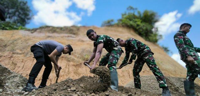 Prajurit TNI Buka Jalan Impian Warga di Aceh Barat