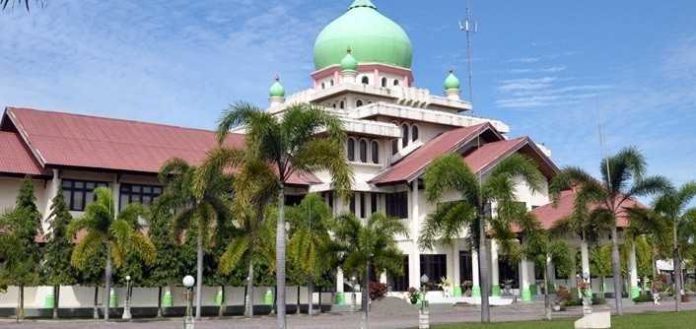 Dalam era demokratisasi yang semakin berkembang, keterbukaan informasi publik menjadi salah satu pilar penting dalam penguatan sistem pemerintahan yang demokratis. Badan Pengawas Pemilihan Umum (Bawaslu) dan Panitia Pengawas Pemilu (Panwaslih) Kabupaten Aceh Barat memiliki peran krusial dalam menjaga integritas dan transparansi proses pemilihan umum. Salah satu upaya untuk mencapai tujuan ini adalah melalui Pejabat Pengelola Informasi dan Dokumentasi (PPID). Artikel ini akan membahas lebih dalam mengenai PPID Bawaslu dan PPID Panwaslih Kabupaten Aceh Barat, termasuk fungsi dan peranan masing-masing, mekanisme kerja, serta tantangan yang dihadapi dalam pengelolaan informasi publik. 1. Fungsi dan Tugas PPID Bawaslu Kabupaten Aceh Barat PPID Bawaslu Kabupaten Aceh Barat memiliki tugas dan fungsi yang sangat penting dalam pengelolaan informasi publik. Sebagai lembaga yang bertanggung jawab atas pengawasan pemilu, Bawaslu perlu memastikan bahwa informasi yang berkaitan dengan pelaksanaan pemilu disebarluaskan secara transparan dan akuntabel. Fungsi utama PPID Bawaslu adalah untuk memberikan layanan informasi kepada masyarakat, termasuk dalam hal pengaduan dan laporan terkait pelanggaran pemilu. Dalam menjalankan fungsinya, PPID Bawaslu memanfaatkan berbagai strategi, seperti sosialisasi kepada masyarakat mengenai hak mereka untuk mendapatkan informasi. Selain itu, PPID juga bertanggung jawab untuk menyusun dan mendokumentasikan informasi yang relevan, serta menyediakan akses yang mudah bagi publik untuk mendapatkan informasi tersebut. Dalam konteks ini, PPID Bawaslu juga berkolaborasi dengan berbagai pihak, termasuk media massa dan lembaga masyarakat sipil, untuk meningkatkan kesadaran masyarakat tentang pentingnya informasi pemilu. Salah satu tantangan yang dihadapi PPID Bawaslu adalah keterbatasan sumber daya manusia dan teknologi. Untuk dapat menjalankan fungsinya dengan efektif, PPID perlu meningkatkan kapasitas personel dan memanfaatkan teknologi informasi dengan lebih baik. Dengan demikian, masyarakat dapat lebih mudah mengakses informasi yang mereka butuhkan terkait pemilu. 2. Peranan PPID Panwaslih Kabupaten Aceh Barat dalam Pengawasan Pemilu PPID Panwaslih Kabupaten Aceh Barat memiliki peranan yang vital dalam mendukung tugas pengawasan pemilu. Sebagai lembaga yang berfungsi untuk mengawasi pelaksanaan pemilu, Panwaslih perlu memastikan bahwa setiap tahapan pemilu berjalan sesuai dengan ketentuan yang berlaku. Keterbukaan informasi menjadi salah satu cara untuk meningkatkan akuntabilitas dan transparansi dalam pengawasan pemilu. Dalam konteks ini, PPID Panwaslih bertugas untuk menyediakan informasi yang berkaitan dengan kegiatan pengawasan, termasuk laporan pelanggaran dan hasil pengawasan. Informasi ini sangat penting bagi masyarakat agar mereka dapat memahami apa yang terjadi selama proses pemilu, serta membantu mereka dalam menggunakan hak pilih mereka dengan bijak. Selain itu, PPID Panwaslih juga berfungsi sebagai lembaga yang menerima pengaduan masyarakat terkait dugaan pelanggaran pemilu. Tak jarang, PPID Panwaslih juga terlibat dalam edukasi dan sosialisasi kepada masyarakat. Dengan memberikan informasi yang tepat dan akurat, Panwaslih dapat membantu masyarakat memahami proses pemilu dan mengapa pengawasan yang ketat diperlukan. Meskipun demikian, tantangan yang dihadapi oleh PPID Panwaslih seringkali berkaitan dengan minimnya pemahaman masyarakat tentang hak-hak mereka dalam proses pemilu. 3. Mekanisme Kerja PPID Bawaslu dan PPID Panwaslih Mekanisme kerja PPID Bawaslu dan PPID Panwaslih Kabupaten Aceh Barat sangat penting untuk memastikan bahwa informasi yang dikelola dapat diakses oleh publik dengan mudah. Proses ini biasanya dimulai dengan pengumpulan dan dokumentasi informasi dari berbagai sumber, termasuk laporan internal, hasil pengawasan, dan pengaduan dari masyarakat. Setelah informasi terkumpul, PPID akan melakukan proses verifikasi dan validasi untuk memastikan bahwa informasi yang disampaikan akurat dan dapat dipertanggungjawabkan. Selanjutnya, informasi tersebut akan disusun dan dipublikasikan melalui berbagai saluran, termasuk website resmi, media sosial, serta kegiatan sosialisasi langsung kepada masyarakat. Keterbukaan informasi menjadi salah satu prinsip dasar dalam mekanisme kerja ini. Oleh karena itu, baik PPID Bawaslu maupun PPID Panwaslih memastikan bahwa setiap masyarakat memiliki akses yang sama untuk mendapatkan informasi yang mereka butuhkan. Hal ini juga mencakup penerapan prinsip-prinsip perlindungan data pribadi agar informasi yang disampaikan tidak melanggar hak pribadi individu. Namun, dalam praktiknya, kedua PPID ini sering kali menghadapi kendala, seperti masalah teknis dalam sistem informasi, serta tantangan dalam hal sumber daya manusia yang berkompeten. Maka dari itu, peningkatan kapasitas dan pemanfaatan teknologi informasi menjadi sangat penting untuk memperlancar mekanisme kerja ini. 4. Tantangan dan Solusi dalam Pengelolaan Informasi Publik oleh PPID Dalam menjalankan tugasnya, PPID Bawaslu dan PPID Panwaslih Kabupaten Aceh Barat dihadapkan pada berbagai tantangan dalam pengelolaan informasi publik. Salah satu tantangan utama adalah rendahnya tingkat literasi informasi di kalangan masyarakat. Banyak orang yang belum memahami hak mereka untuk mendapatkan informasi, serta cara mengakses informasi tersebut. Selain itu, keterbatasan sumber daya, baik dari segi anggaran maupun personel, juga menjadi kendala yang sering kali menghambat kinerja PPID. Dengan anggaran yang terbatas, sulit untuk melakukan sosialisasi secara luas, padahal sosialisasi merupakan hal penting untuk meningkatkan kesadaran masyarakat. Untuk mengatasi tantangan ini, dibutuhkan strategi yang lebih efektif dalam penyebaran informasi. Salah satunya adalah memanfaatkan teknologi informasi dan media sosial untuk menyampaikan informasi secara lebih luas dan cepat. Selain itu, pelatihan dan pengembangan kapasitas untuk staf PPID juga sangat penting untuk meningkatkan kinerja dan efektivitas pengelolaan informasi. Dengan demikian, keberhasilan pengelolaan informasi publik oleh PPID Bawaslu dan PPID Panwaslih akan sangat bergantung pada kemampuan mereka untuk beradaptasi dengan perubahan dan tantangan yang ada, serta komitmen untuk selalu mengedepankan transparansi dan akuntabilitas dalam setiap tindakan dan keputusan yang diambil.