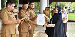 Aceh Barat adalah salah satu kabupaten yang terletak di Provinsi Aceh, Indonesia. Kabupaten ini memiliki berbagai potensi sumber daya alam dan budaya yang kaya. Di tengah dinamika pembangunan yang berlangsung, Biro Administrasi Pimpinan Setda Aceh memiliki peran penting dalam mendukung pemerintahan daerah dan meningkatkan kualitas pelayanan publik. Melalui tugas dan fungsinya, biro ini bertanggung jawab dalam pengelolaan administrasi dan korespondensi pimpinan, serta penyusunan kebijakan strategis yang mendukung program-program pemerintah daerah. Artikel ini akan membahas secara mendalam mengenai fungsi dan peranan Biro Administrasi Pimpinan Setda Aceh di Aceh Barat, serta tantangan dan peluang yang dihadapi dalam rangka mencapai visi dan misi pemerintahan daerah. 1. Tugas dan Fungsi Biro Administrasi Pimpinan Setda Aceh Biro Administrasi Pimpinan Setda Aceh memiliki sejumlah tugas dan fungsi yang sangat penting dalam struktur pemerintahan daerah. Tugas utama biro ini adalah memberikan dukungan administratif kepada pimpinan daerah, termasuk Gubernur dan Wakil Gubernur Aceh. Biro ini bertanggung jawab dalam pengelolaan surat-menyurat, penyusunan agenda kerja, serta pengaturan pertemuan dan kegiatan resmi lainnya. Salah satu fungsi penting dari biro ini adalah sebagai penghubung antara pimpinan daerah dengan masyarakat. Biro Administrasi Pimpinan setempat berperan dalam menyediakan informasi yang akurat dan cepat kepada masyarakat tentang kegiatan pemerintahan serta program-program yang sedang dilaksanakan. Dalam hal ini, komunikasi yang efektif antara pemerintah dan masyarakat sangat penting untuk menciptakan transparansi dan akuntabilitas. Selain itu, biro juga memiliki tanggung jawab dalam menyusun kebijakan yang strategis dan mendukung kebijakan yang telah ditetapkan oleh pimpinan daerah. Dengan melakukan analisis situasi dan kebutuhan, biro ini berusaha untuk merumuskan program-program yang relevan dan sesuai dengan kondisi masyarakat. Hal ini sangat penting agar setiap kebijakan yang dikeluarkan dapat diterima dan diimplementasikan secara efektif. Biro Administrasi Pimpinan Setda Aceh juga terlibat dalam pelaksanaan evaluasi terhadap kinerja program-program yang telah dijalankan. Dengan melakukan monitoring secara berkala, biro ini dapat memberikan masukan yang konstruktif kepada pimpinan daerah untuk peningkatan kinerja pemerintahan yang lebih baik. Dengan berbagai tugas dan fungsi yang diemban, Biro Administrasi Pimpinan Setda Aceh menunjukkan komitmennya untuk mendukung kemajuan dan pembangunan daerah, serta memberikan pelayanan terbaik bagi masyarakat. 2. Struktur Organisasi dan Personil Biro Administrasi Pimpinan Struktur organisasi Biro Administrasi Pimpinan Setda Aceh dirancang untuk memfasilitasi pelaksanaan tugas dan fungsinya secara efisien. Biro ini dipimpin oleh seorang kepala biro yang bertanggung jawab langsung kepada Sekretaris Daerah. Di bawah kepala biro, terdapat beberapa sub-bidang yang masing-masing memiliki tanggung jawab khusus. Sub-bidang pertama adalah pengelolaan administrasi umum, yang bertugas mengatur administrasi surat-menyurat, pengarsipan, serta pelayanan kepada masyarakat dan instansi lain. Sub-bidang ini berperan penting dalam menjaga kelancaran proses administrasi pemerintahan. Sub-bidang kedua adalah perencanaan dan evaluasi, yang bertanggung jawab dalam menyusun rencana kerja tahunan, program, dan kegiatan biro. Selain itu, sub-bidang ini juga melakukan evaluasi terhadap pelaksanaan program sebagai upaya untuk meningkatkan kinerja biro secara keseluruhan. Sub-bidang ketiga adalah komunikasi dan informasi publik, yang berfungsi sebagai jembatan antara pemerintah dan masyarakat. Sub-bidang ini bertugas untuk menyampaikan informasi mengenai kebijakan dan program pemerintah kepada masyarakat serta memperoleh masukan dari masyarakat. Sumber daya manusia yang ada di Biro Administrasi Pimpinan Setda Aceh juga menjadi faktor penting dalam menjalankan berbagai tugas yang ada. Personil biro terdiri dari pegawai negeri sipil (PNS) yang memiliki latar belakang pendidikan dan pengalaman yang beragam. Dengan dukungan tim yang solid dan kompeten, biro ini mampu melaksanakan tugas-tugasnya dengan baik. Dalam rangka meningkatkan kapasitas dan kompetensi personil, Biro Administrasi Pimpinan juga melaksanakan pelatihan dan pendidikan secara berkala. Hal ini bertujuan agar setiap pegawai dapat mengikuti perkembangan terkini dan menerapkan prinsip-prinsip terbaik dalam administrasi pemerintahan. 3. Tantangan dan Peluang Biro Administrasi Pimpinan Setda Aceh Dalam menjalankan tugas dan fungsinya, Biro Administrasi Pimpinan Setda Aceh menghadapi berbagai tantangan. Salah satu tantangan terbesar adalah dinamika perkembangan teknologi informasi. Dalam era digital saat ini, masyarakat semakin mengharapkan transparansi dan kemudahan akses informasi. Oleh karena itu, biro harus dapat beradaptasi dengan perkembangan teknologi dan menerapkan sistem informasi yang efisien dalam pengelolaan administrasi. Tantangan lain yang dihadapi adalah perubahan regulasi dan kebijakan yang sering terjadi. Biro Administrasi Pimpinan harus selalu mengikuti perkembangan regulasi yang berlaku dan menyesuaikan kebijakan serta program kerja agar tetap relevan dengan kebutuhan masyarakat. Namun, di balik tantangan tersebut, terdapat peluang besar yang dapat dimanfaatkan oleh Biro Administrasi Pimpinan. Salah satunya adalah peningkatan kesadaran masyarakat akan pentingnya partisipasi dalam pemerintahan. Dengan adanya kesadaran ini, biro dapat menjalin kerjasama yang lebih baik dengan masyarakat untuk menyusun program-program yang sesuai dengan kebutuhan mereka. Selain itu, dukungan dari pemerintah pusat dan daerah dalam bentuk anggaran dan program pelatihan juga menjadi peluang untuk meningkatkan kapasitas biro. Dengan anggaran yang memadai, biro dapat melaksanakan berbagai program yang lebih inovatif dan efektif dalam menyikapi berbagai permasalahan yang ada di masyarakat. Secara keseluruhan, meskipun terdapat tantangan yang dihadapi, Biro Administrasi Pimpinan Setda Aceh memiliki peluang besar untuk meningkatkan kinerjanya dan memberikan kontribusi positif bagi masyarakat dan pembangunan daerah. 4. Peran Biro Administrasi Pimpinan dalam Meningkatkan Kualitas Pelayanan Publik Salah satu fokus utama Biro Administrasi Pimpinan Setda Aceh adalah meningkatkan kualitas pelayanan publik. Dalam upaya mencapai tujuan ini, biro berusaha untuk memberikan pelayanan yang cepat, tepat, dan berkualitas kepada masyarakat. Salah satu cara yang dilakukan adalah dengan melakukan inovasi dalam sistem pelayanan. Biro ini telah menerapkan sistem pelayanan satu atap, di mana masyarakat dapat mengakses berbagai layanan dalam satu tempat. Hal ini tidak hanya memudahkan masyarakat, tetapi juga meningkatkan efisiensi proses administrasi. Selain itu, Biro Administrasi Pimpinan juga aktif dalam mengadakan sosialisasi dan pendidikan kepada masyarakat mengenai hak dan kewajiban mereka dalam berinteraksi dengan pemerintah. Dengan demikian, masyarakat menjadi lebih paham dan terbuka untuk memberikan masukan yang konstruktif terhadap kebijakan yang diambil oleh pemerintah. Biro juga memanfaatkan teknologi informasi untuk meningkatkan kualitas pelayanan publik. Dengan adanya website dan media sosial resmi, masyarakat dapat dengan mudah mengakses informasi mengenai program dan kebijakan pemerintah, serta memberikan feedback secara langsung. Melalui platform ini, Biro Administrasi Pimpinan dapat menjalin komunikasi yang lebih baik dengan masyarakat dan merespons permasalahan yang ada dengan cepat. Dalam upayanya untuk meningkatkan kualitas pelayanan publik, Biro Administrasi Pimpinan Setda Aceh berkomitmen untuk selalu mendengarkan aspirasi masyarakat dan berusaha untuk memenuhi kebutuhan mereka. Dengan melibatkan masyarakat dalam proses perencanaan dan evaluasi program, biro ini berharap dapat menciptakan pelayanan yang lebih relevan dan berdampak positif bagi kualitas hidup masyarakat di Aceh Barat.