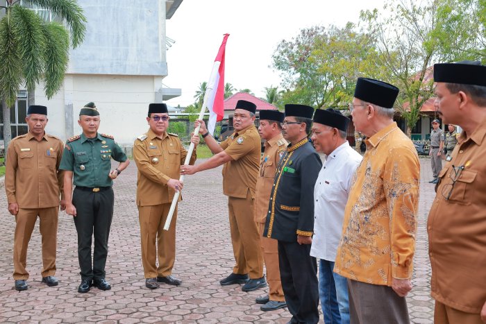 Pj Bupati dan Forkopimda Aceh Barat Bagi Bendera Merah Putih